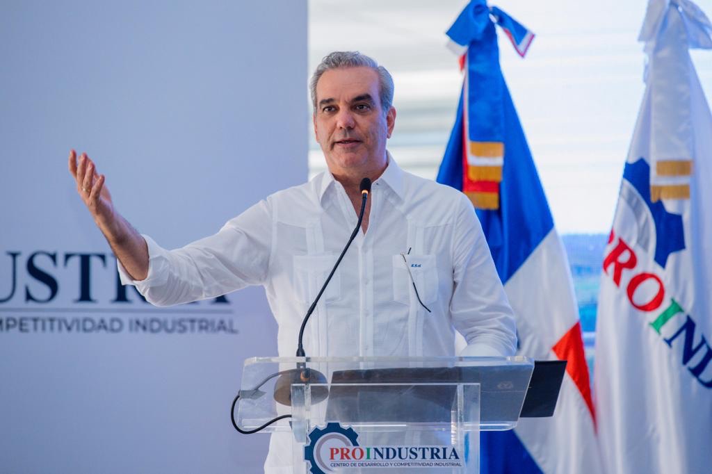 Presidente Abinader da primer palazo para construcción de muelle de cruceros en Barahona y aeropuerto en San Juan